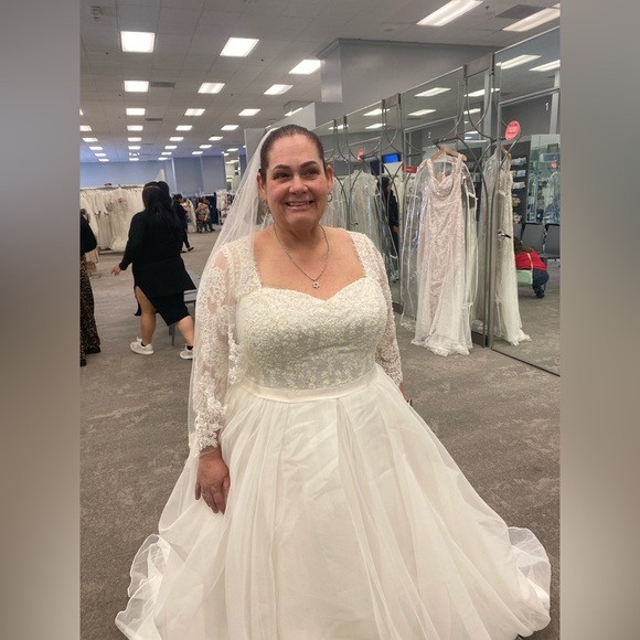 Beautiful Plus size Wedding Dress - Picture 2 of 4